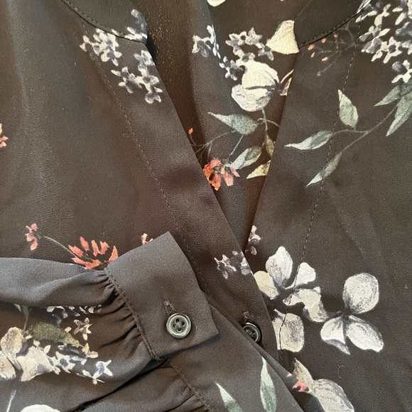 🎉 3 for $15🎉Signature Reitmans tunic style floral blouse - Picture 4 of 7